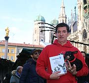 Kinderbuchautor Tom Fritsch mit seinem Hund Ludwig stellte in München das Buch "Das gestohlene Diadem" vor (©Foto.Martin Schmitz)